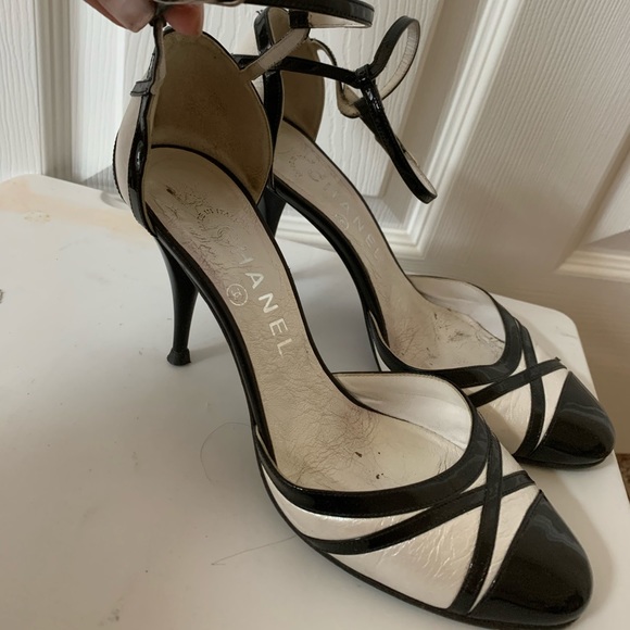 CHANEL CAP TOE BLACK AND WHITE PUMPS SIZE 6.5 - Picture 2 of 6